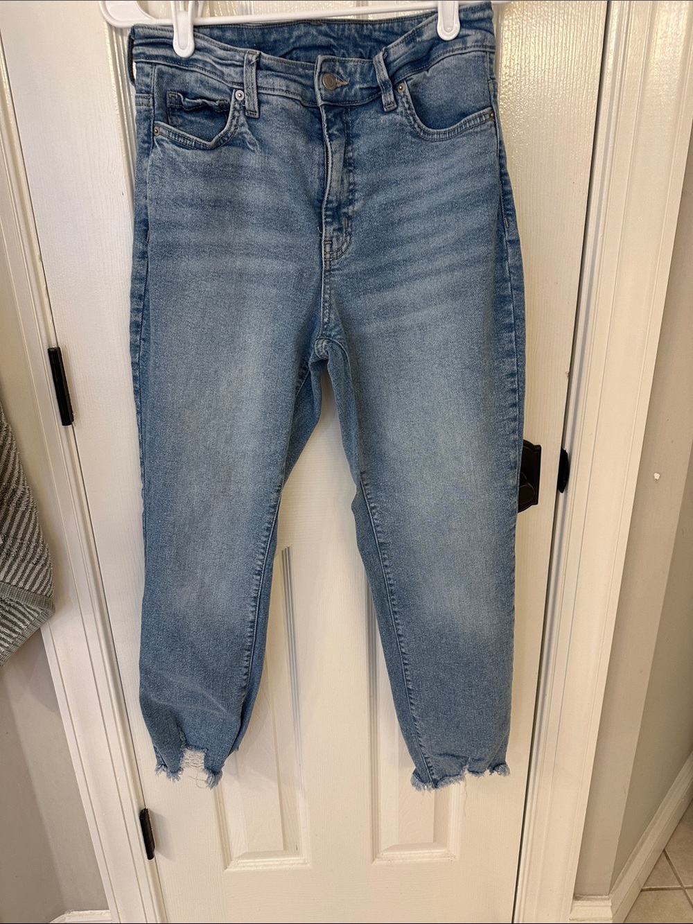 Time and Tru Light Blue Frayed Hem Cropped Jeans
